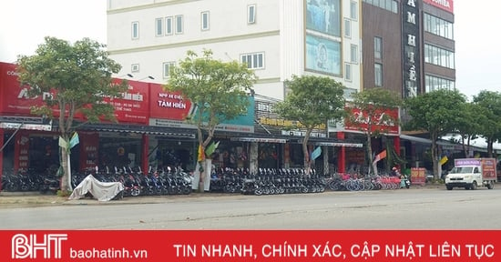 Biến vỉa hè thành “sân nhà” tại đường trung tâm thị trấn Đức Thọ