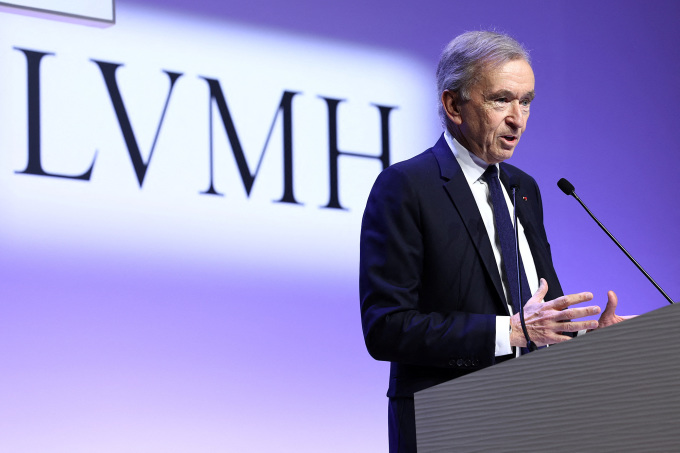 Chủ tịch kiêm CEO LVMH Bernard Arnault trong buổi họp báo hôm 25/1. Ảnh: Reuters