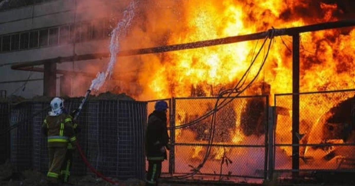 Russia launches fire, severely destroying Ukraine's energy infrastructure