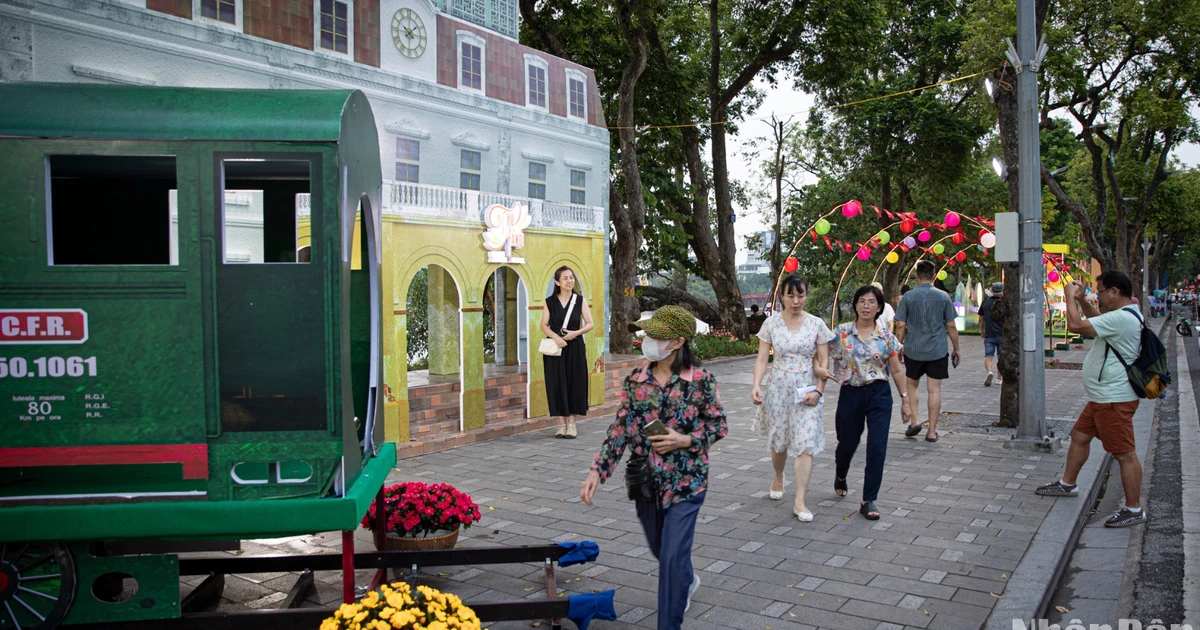 Tourists were moved when they relived historical moments.