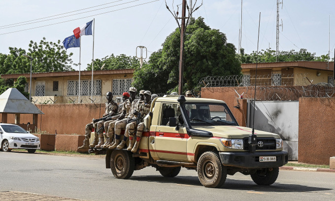 Cảnh sát Niger tuần tra qua đại sứ quán Pháp ở thủ đô Niamey ngày 28/8. Ảnh: AFP