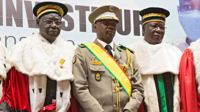 El coronel Sadio Camar (centro) cuando fue nombrado ministro de Defensa de Malí en 2021. Foto: CGTN