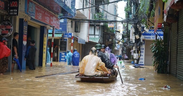 Mất điện, ngập sâu, hàng trăm dân ngoài đê di tản