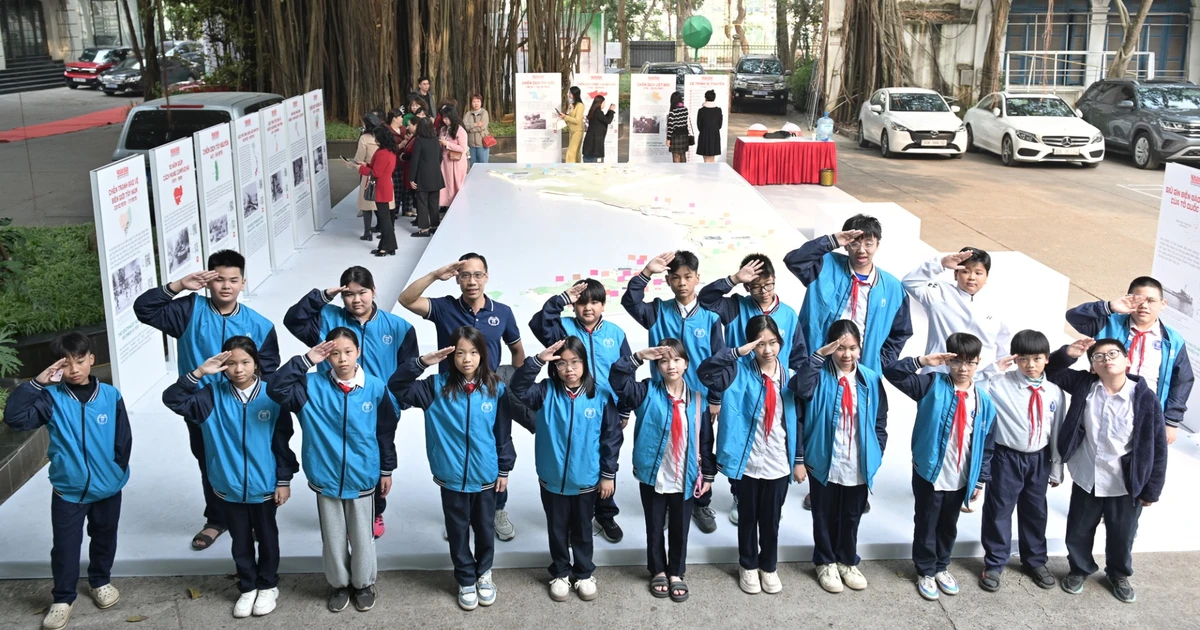 [Foto] Numerosos visitantes acuden a la exposición interactiva del periódico Nhan Dan