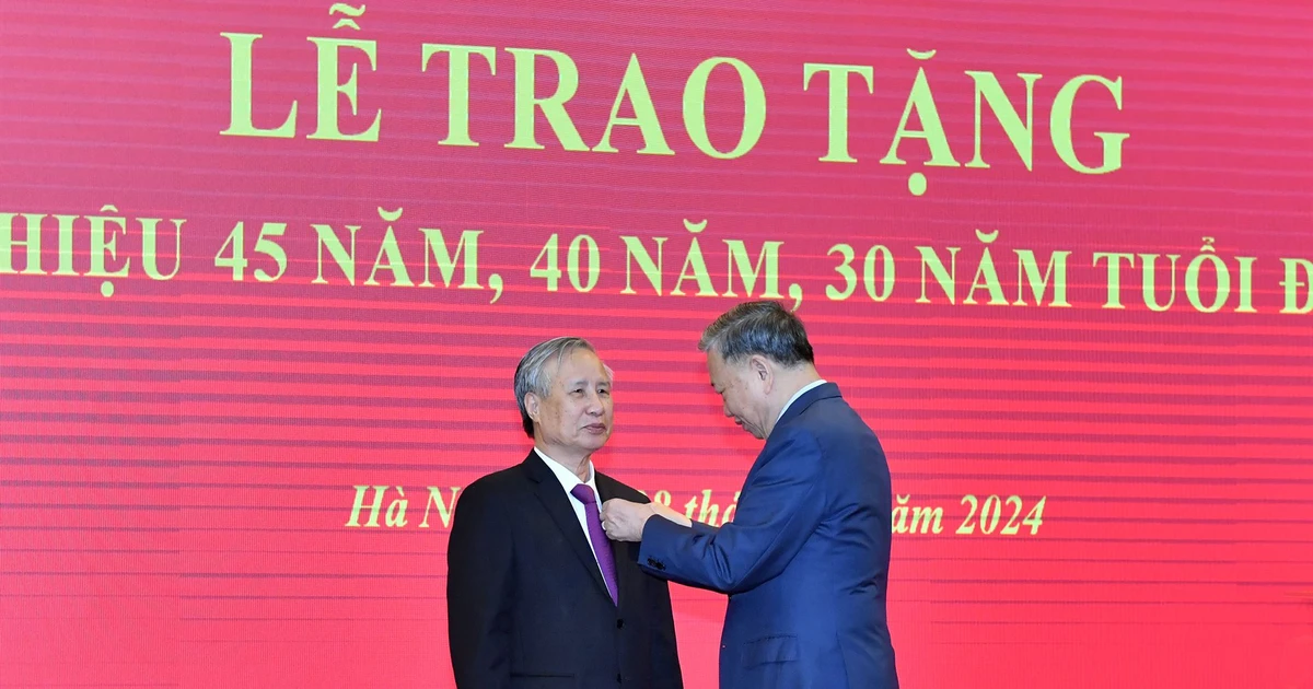 Awarding the 45-year Party membership badge to comrade Tran Quoc Vuong