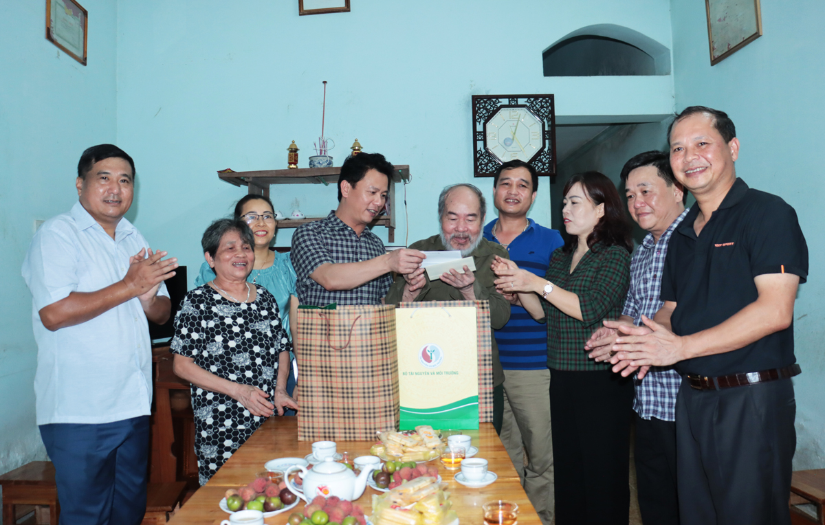 Comrade Dang Quoc Khanh, Minister of Natural Resources and Environment, and delegates presented gifts to the family of War Invalids Nguyen Vo Van, Group 14, Nguyen Trai Ward.