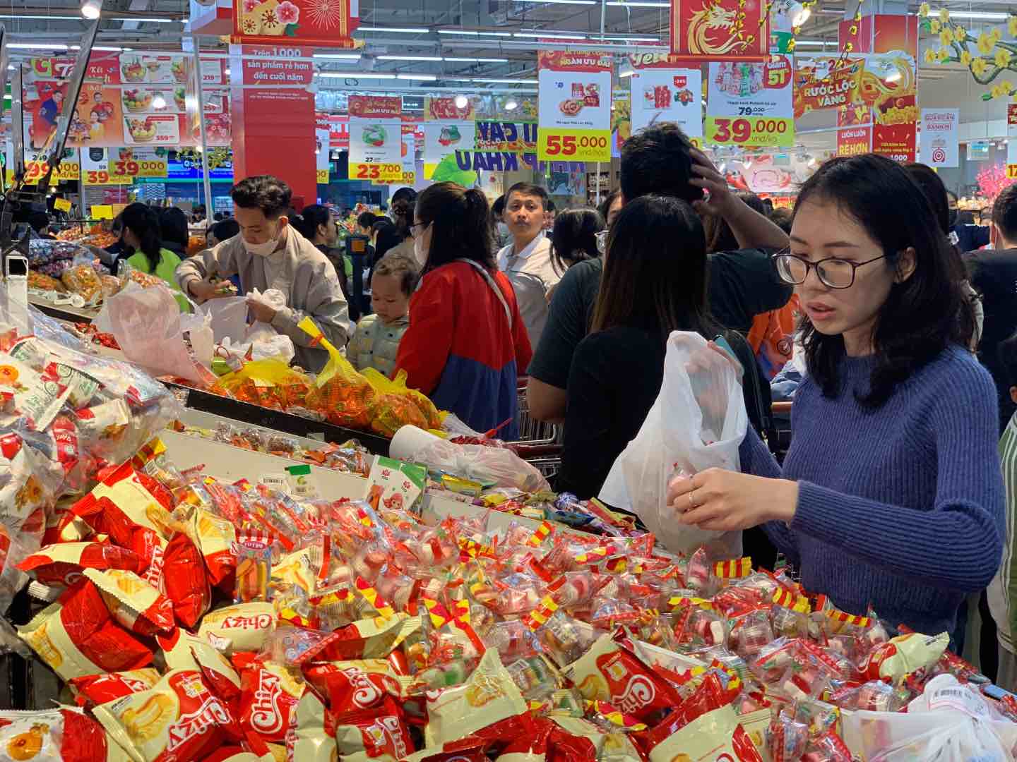 テト菓子売り場には多くの客が訪れる。写真：ニャット・ミン