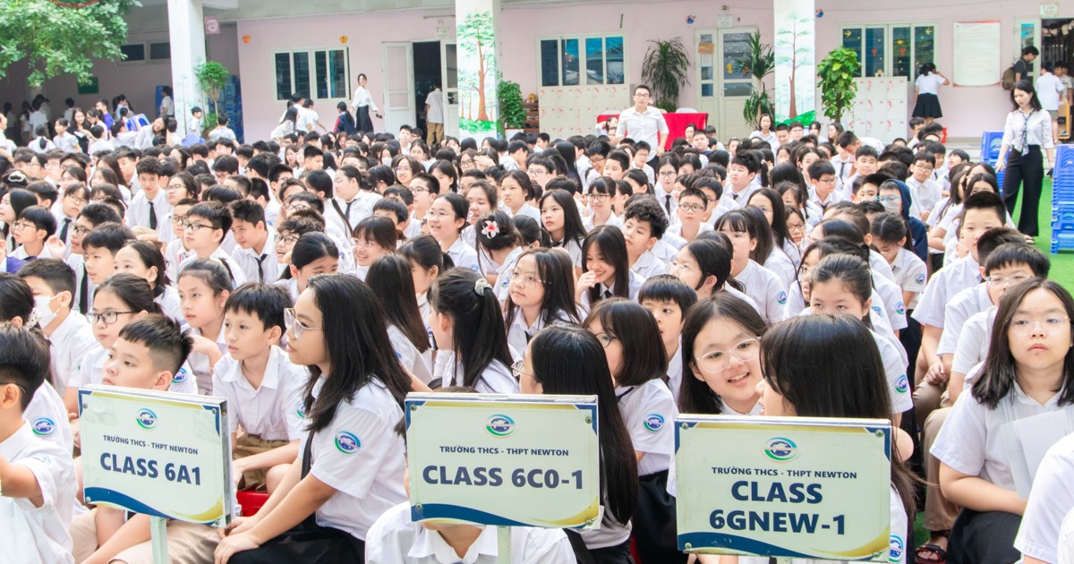 សាលាញូវតុនបានឈ្នះរង្វាន់ 50 រង្វាន់ 4 valedictorians ក្នុងការប្រកួតសិស្សពូកែថ្នាក់ស្រុក