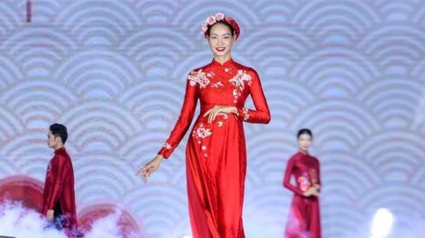 Diseños únicos de Ao Dai en el Festival de Otoño de Hanoi 2023