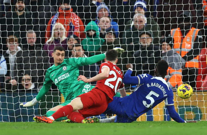 Thủ môn Chelsea Dorde Petrovic bó tay trước pha dứt điểm của Diogo Jota trong trận Chelsea thua Liverpool 1-4 hôm 1/2. Ảnh: Reuters