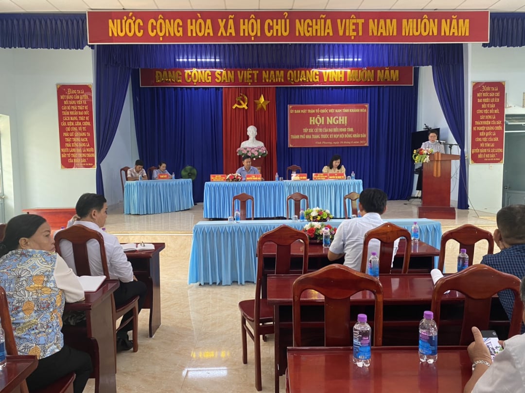 Los delegados del Consejo Popular se reunieron con los votantes de la comuna de Vinh Phuong.