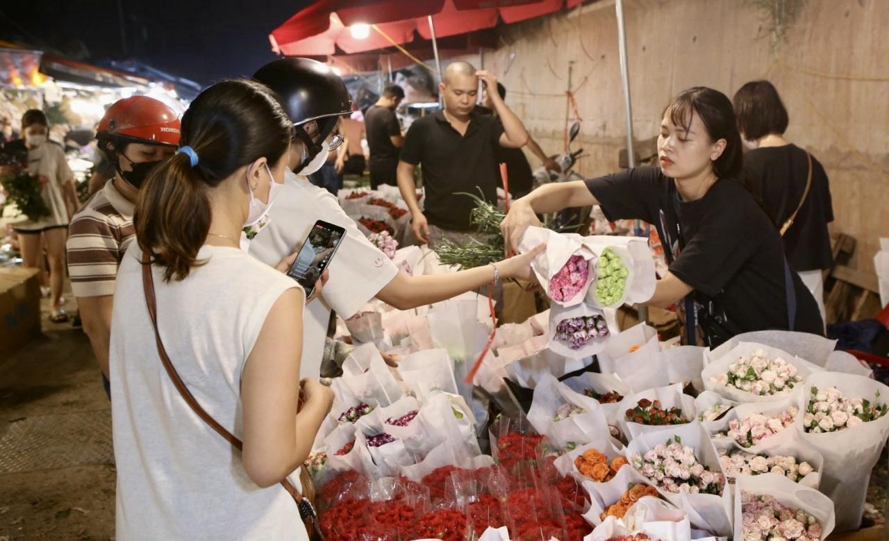 ベトナム女性の日を前にクアンアン夜の花市場は賑わっている（写真4）