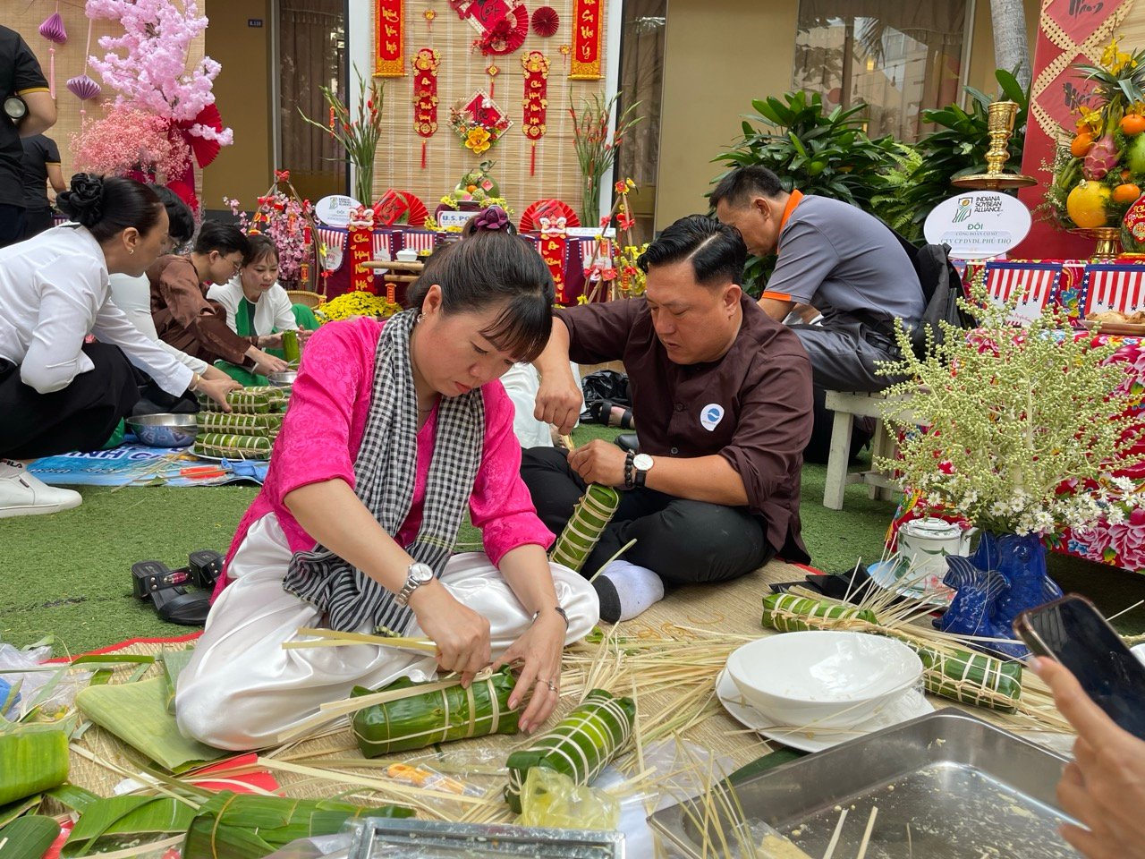 Hoa hậu Kiều Duy cùng 2 á hậu Quốc gia Việt Nam trải nghiệm... gói bánh tét- Ảnh 6.