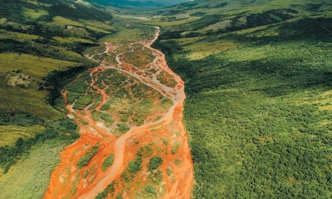 El arroyo Tukpahlearik en la cordillera Brooks, en el suroeste de Alaska, se torna naranja. Fotografía: Taylor Roades