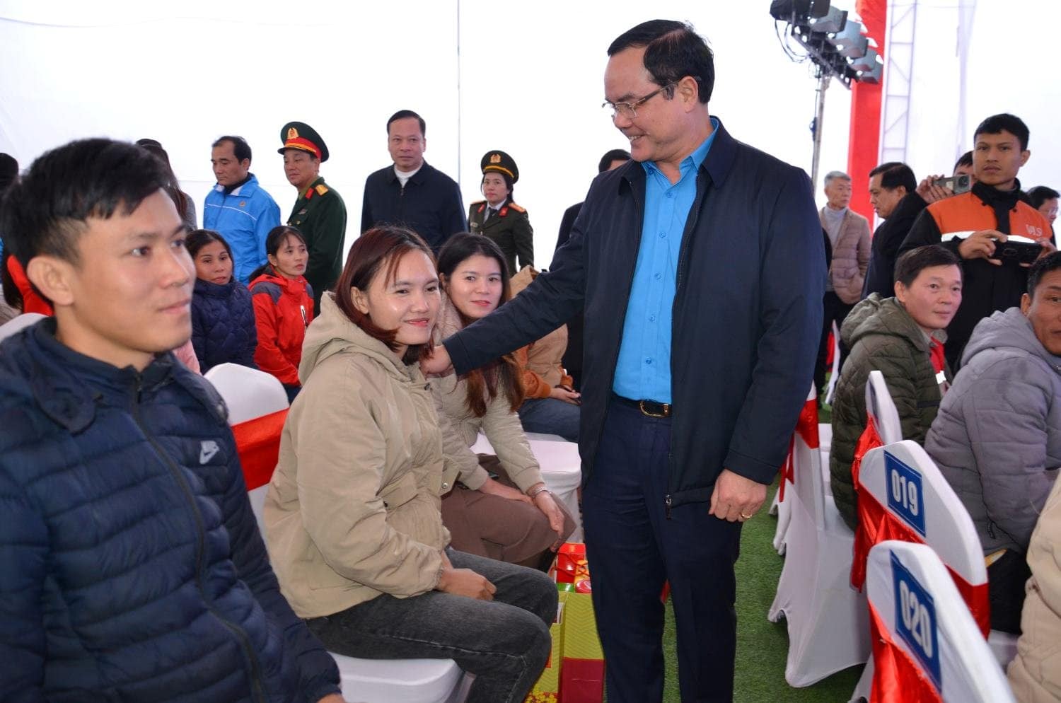 President of the Vietnam General Confederation of Labor Nguyen Dinh Khang visited and encouraged workers in Thanh Hoa. Photo: Nguyen Truong