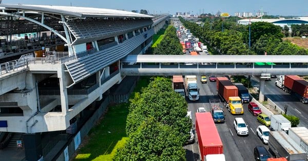 Avancement des travaux de construction de la passerelle piétonne de la ligne 1 du métro à Ho Chi Minh-Ville