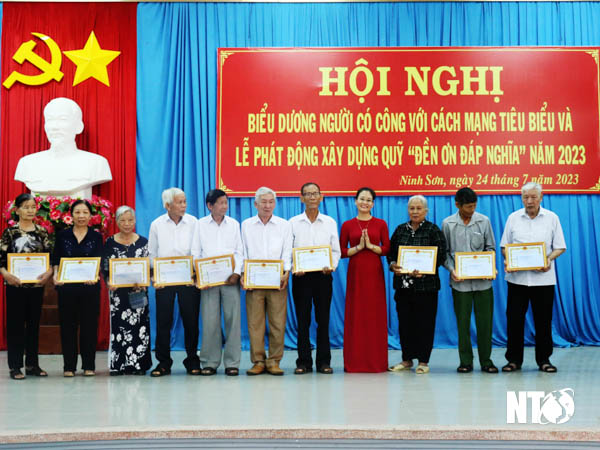 Ninh Sơn: Hội nghị biểu dương người có công với cách mạng tiêu biểu và phát động ủng hộ Quỹ “Đền ơn đáp nghĩa” năm 2023