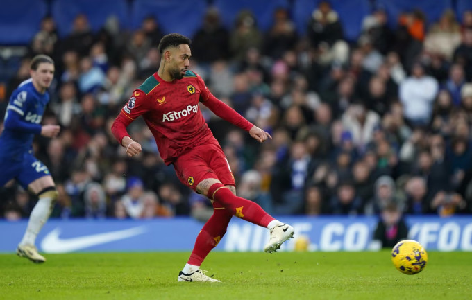 Tiền đạo Matheus Cunha sút phạt đền trong trận Wolverhampton thắng Chelsea 4-2 trên sân Stamford Bridge, thành phố London, vòng 23 Ngoại hạng Anh ngày 4/2/2024. Ảnh: PA