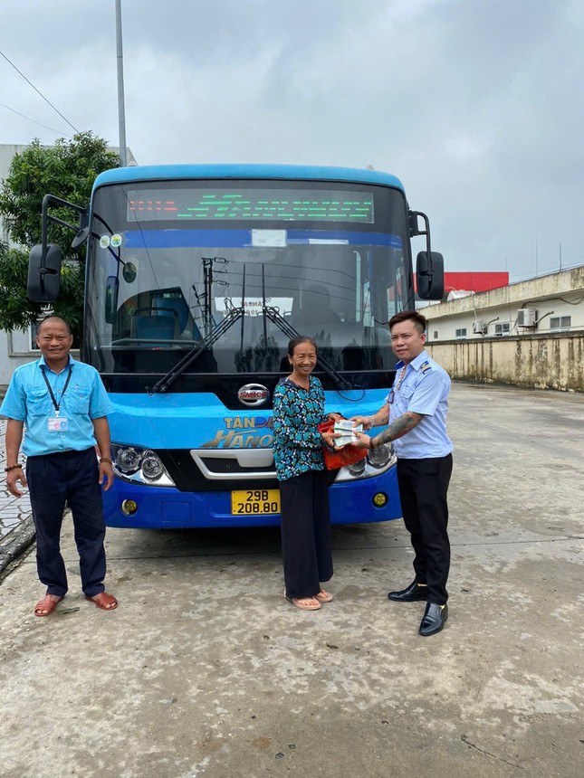 Hanoi bus staff returned 150 million VND to a passenger who forgot it.