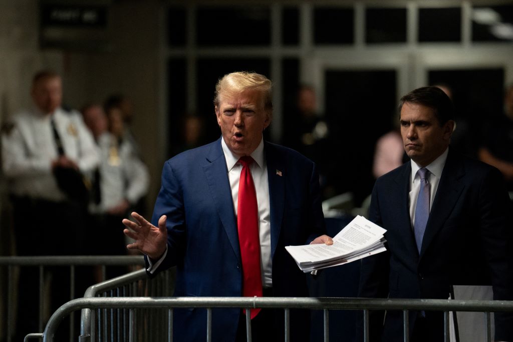Cựu Tổng thống Donald Trump bên ngoài tòa hình sự Manhattan ở New York hôm 10.5