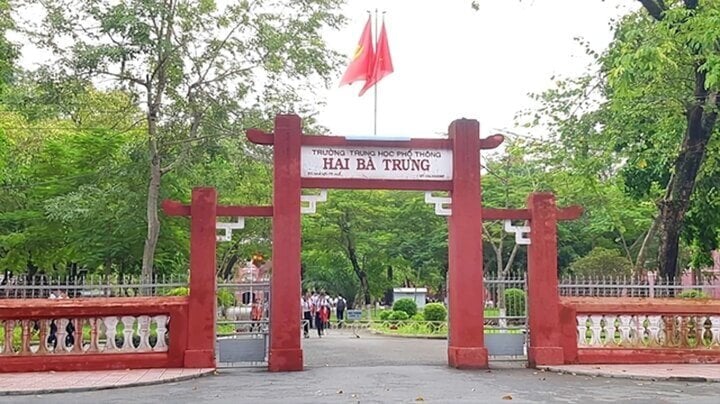 โรงเรียนมัธยม Hai Ba Trung เป็นโรงเรียนที่มีประวัติศาสตร์ยาวนานในเถื่อเทียน-เว้