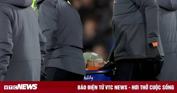 Un joueur s'effondre sur le terrain, soupçonné d'avoir subi un AVC, le match de Premier League est interrompu