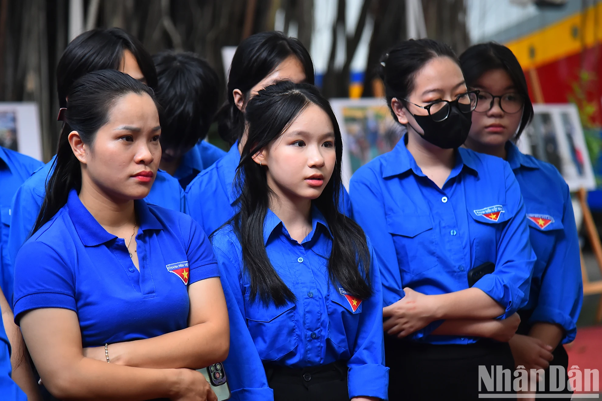 Youth Union members of Dong Hoi commune visit the photo exhibition 