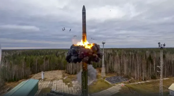 An intercontinental ballistic missile is test-fired during Russia's nuclear drills at the launch site in Plesetsk, northwestern Russia (Photo: Russian Defense Ministry)