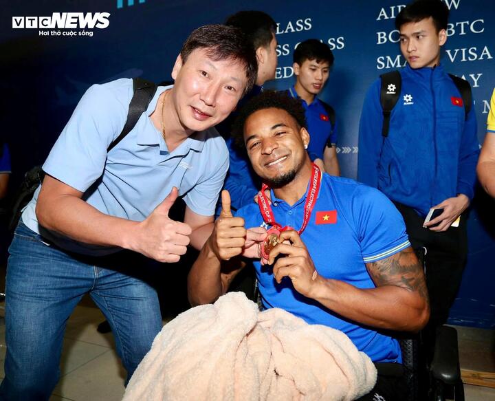 Trainer Kim Sang-sik überreichte Xuan Son am Flughafen die Goldmedaille.