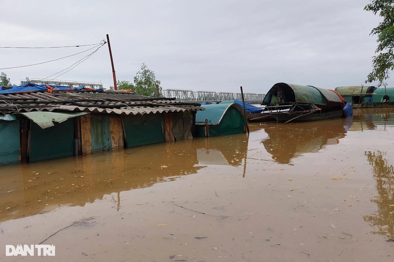 เพราะเกรงว่าเรือจะจม ชาวประมงจึงอดนอนทั้งคืนเพื่อเฝ้าดูน้ำท่วม