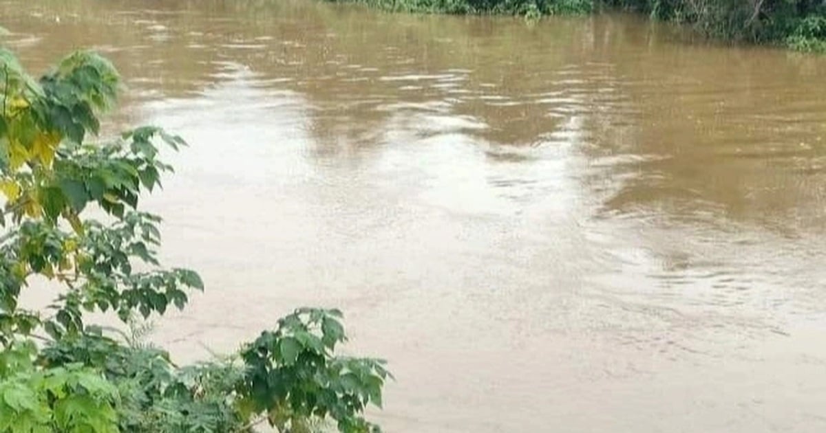 Une mère a mis son nouveau-né dans une boîte en polystyrène et l'a laissé flotter sur la rivière