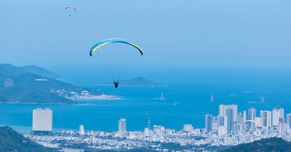 Paragliding, um die Strandstadt Nha Trang von oben zu sehen