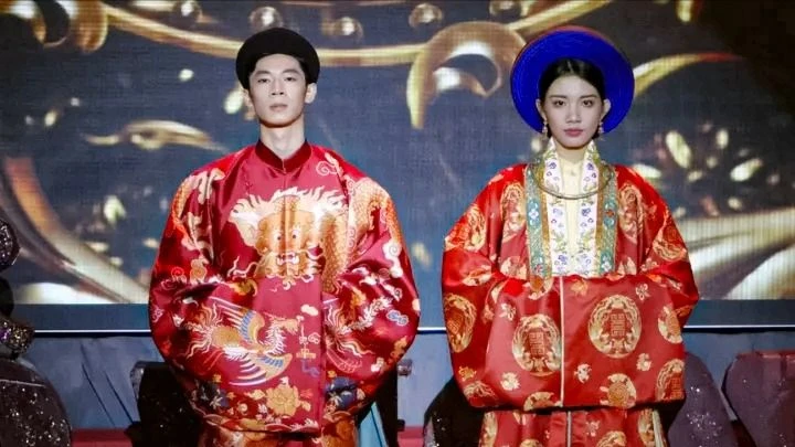 The Four Spirits' Ao Dai and the Nhat Binh Royal Lady's Ao Dai in the performance