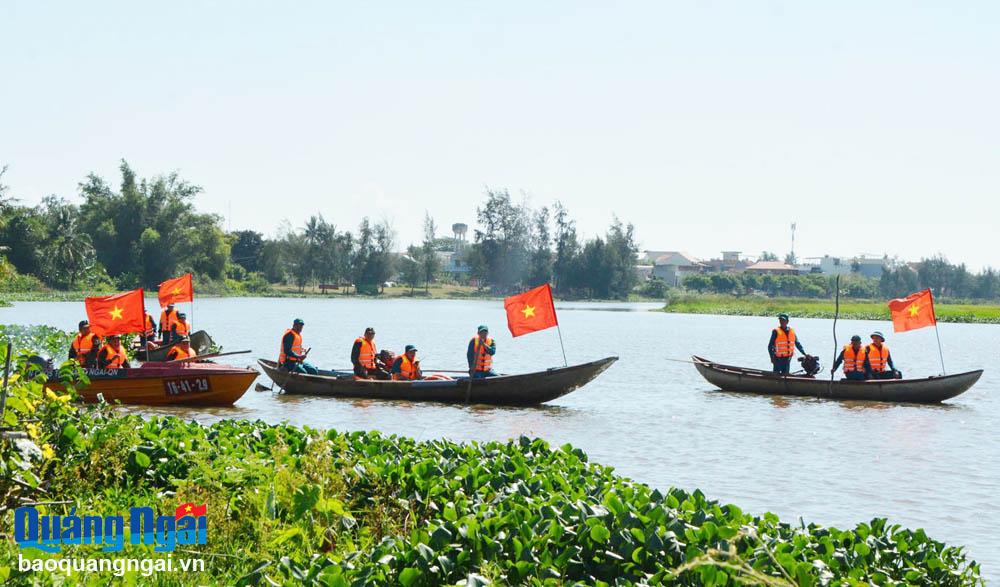 Les forces de la milice des communes de Tinh Hoa et de Nghia Phu (ville de Quang Ngai) pratiquent la recherche et le sauvetage sur la rivière.    