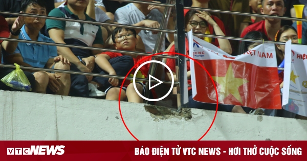 Un trozo de hormigón cae sobre un aficionado en el estadio Lach Tray durante un partido de la selección de Vietnam.