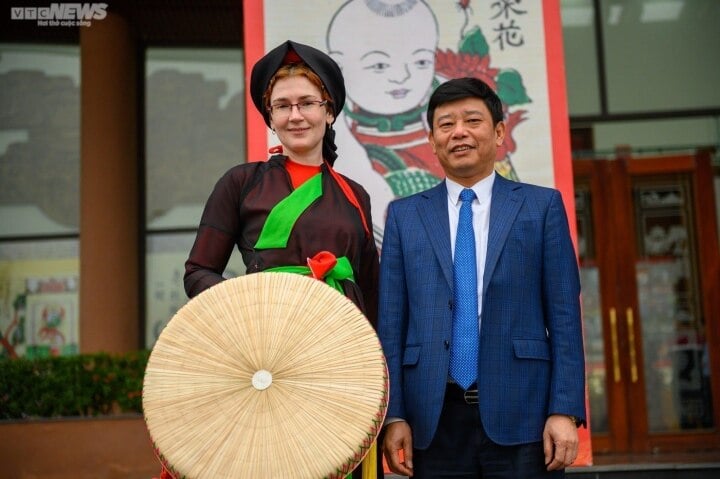 Foreign ambassadors experience making Dong Ho paintings, wearing Quan Ho costumes - 12