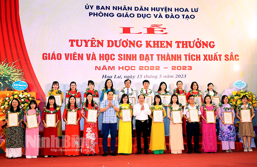 Hoa Lư tuyên dương khen thưởng giáo viên học sinh đạt thành tích xuất sắc năm học 2022 2023