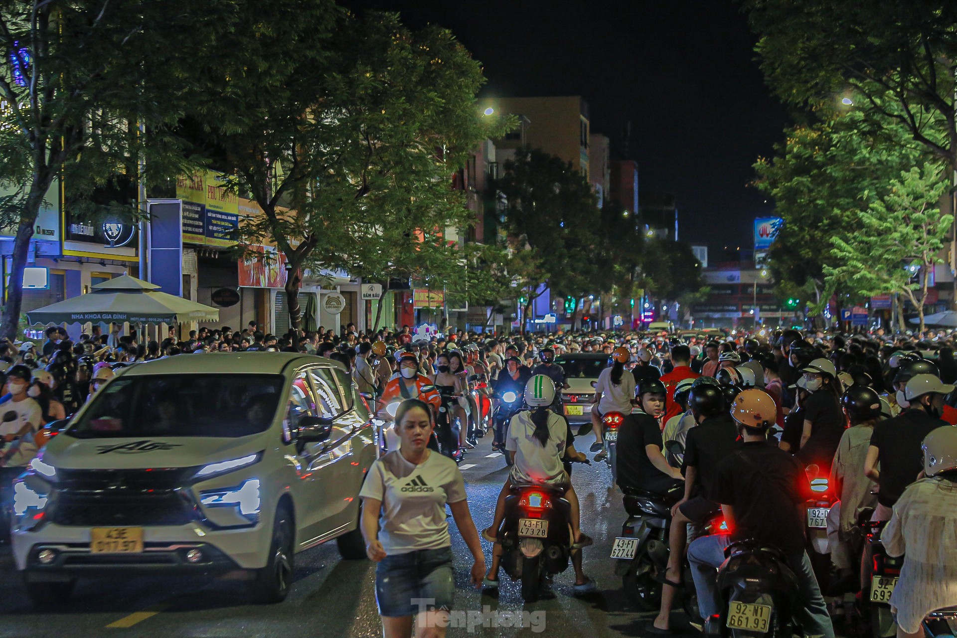 Las calles de Da Nang están abarrotadas en la noche del Festival del Medio Otoño foto 7