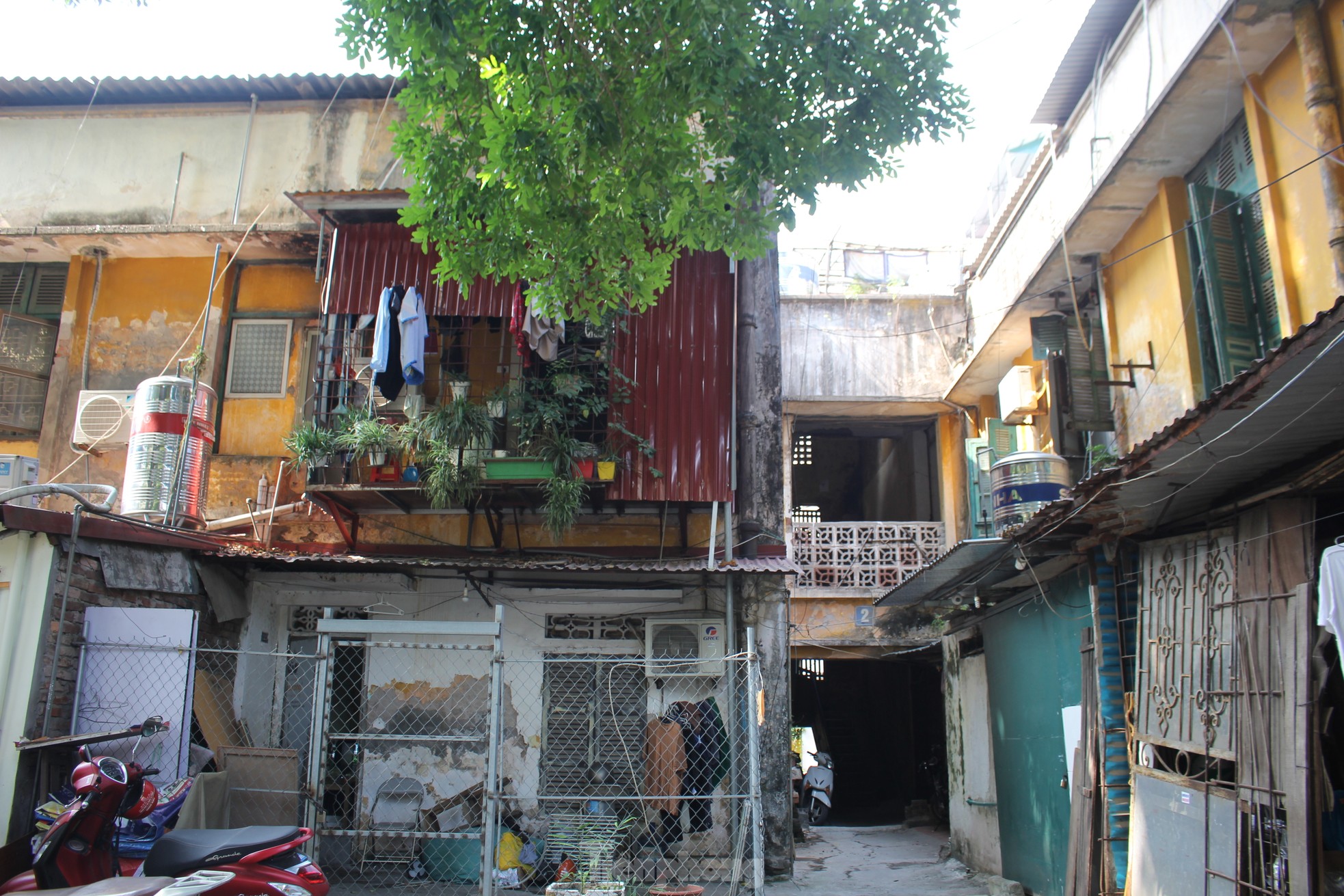 Dentro del complejo de apartamentos 'a punto de derrumbarse' en el centro de la capital, foto 2