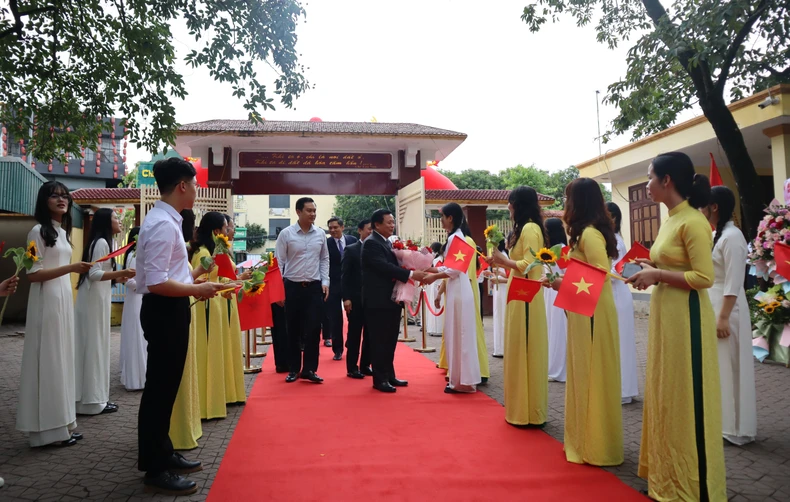 Le lycée pour surdoués de Phan Boi Chau a reçu la médaille de l'indépendance de deuxième classe, photo 1