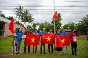 La Unión de Jóvenes del Periódico Quang Tri entregó la bandera nacional, la bandera del Partido y obsequios a los habitantes de la comuna de Xy.