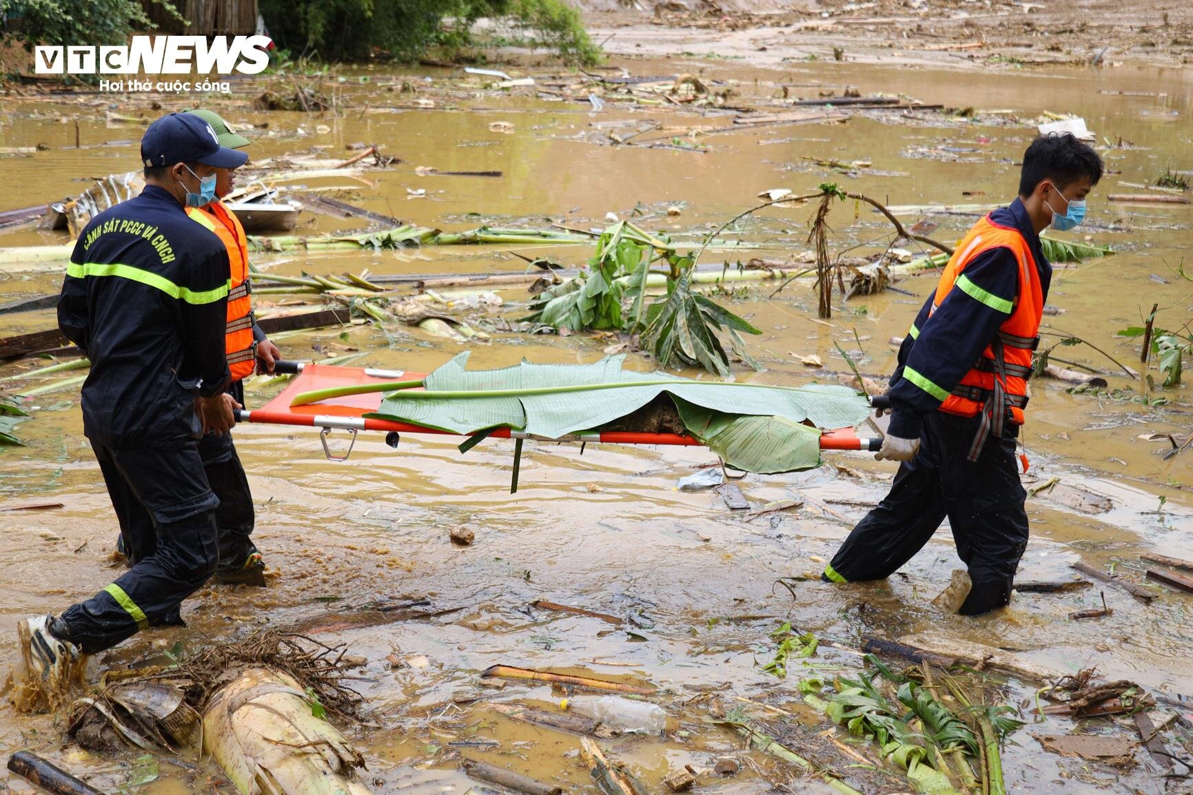 Policías y soldados se sumergieron en barro y agua en busca de víctimas de las inundaciones repentinas en Lao Cai - 6