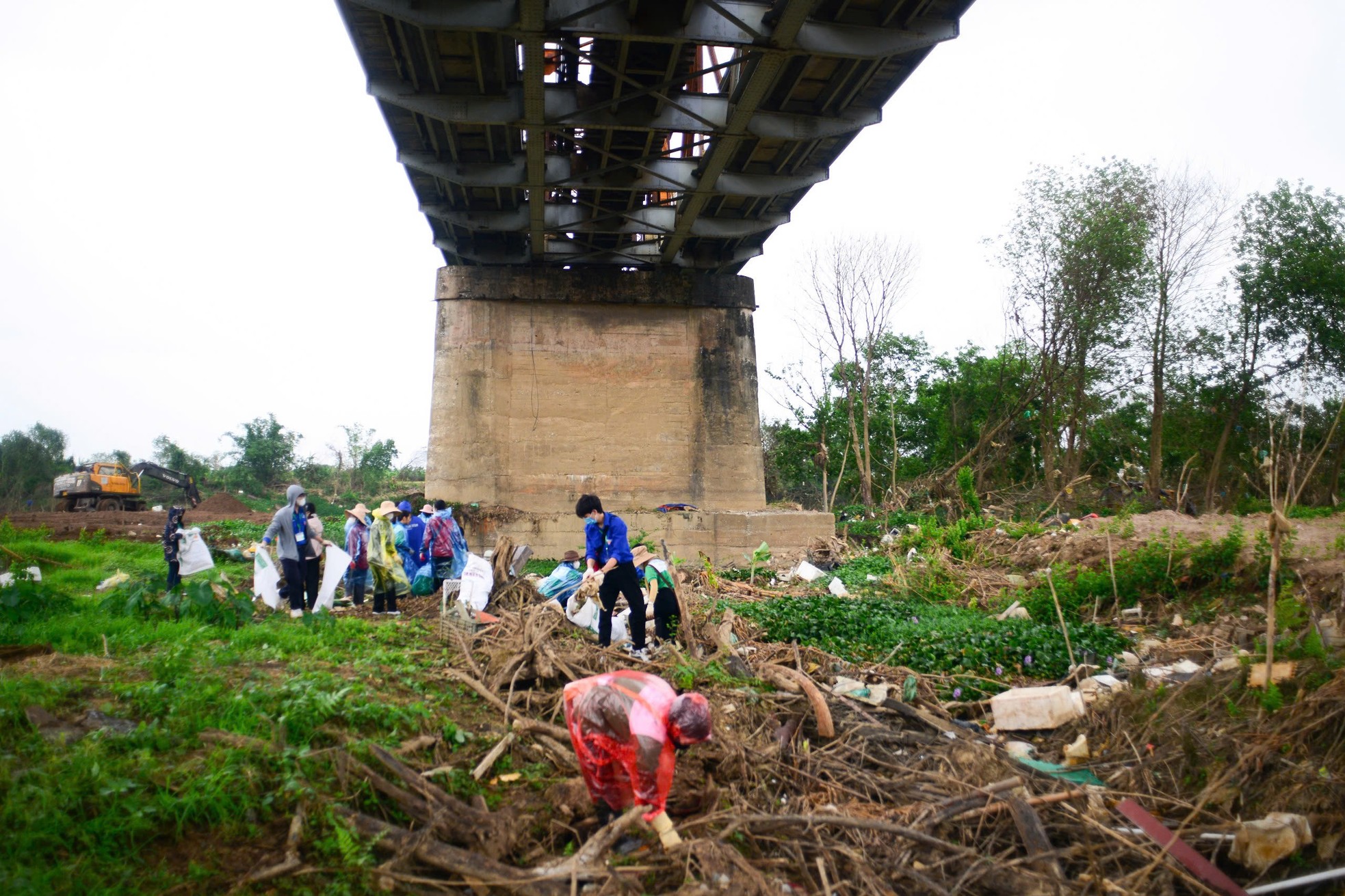 Cientos de personas desafiaron el viento y la lluvia para limpiar la basura a lo largo del Río Rojo, foto 6