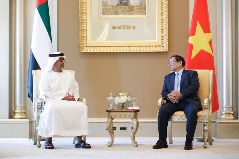 Prime Minister Pham Minh Chinh and Sheikh Hamed Bin Zayed Al Nahyan - Photo: VGP