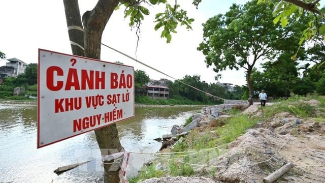 Anuncio de emergencia por deslizamientos de tierra en el dique y las orillas del río Bui en el distrito de Chuong My