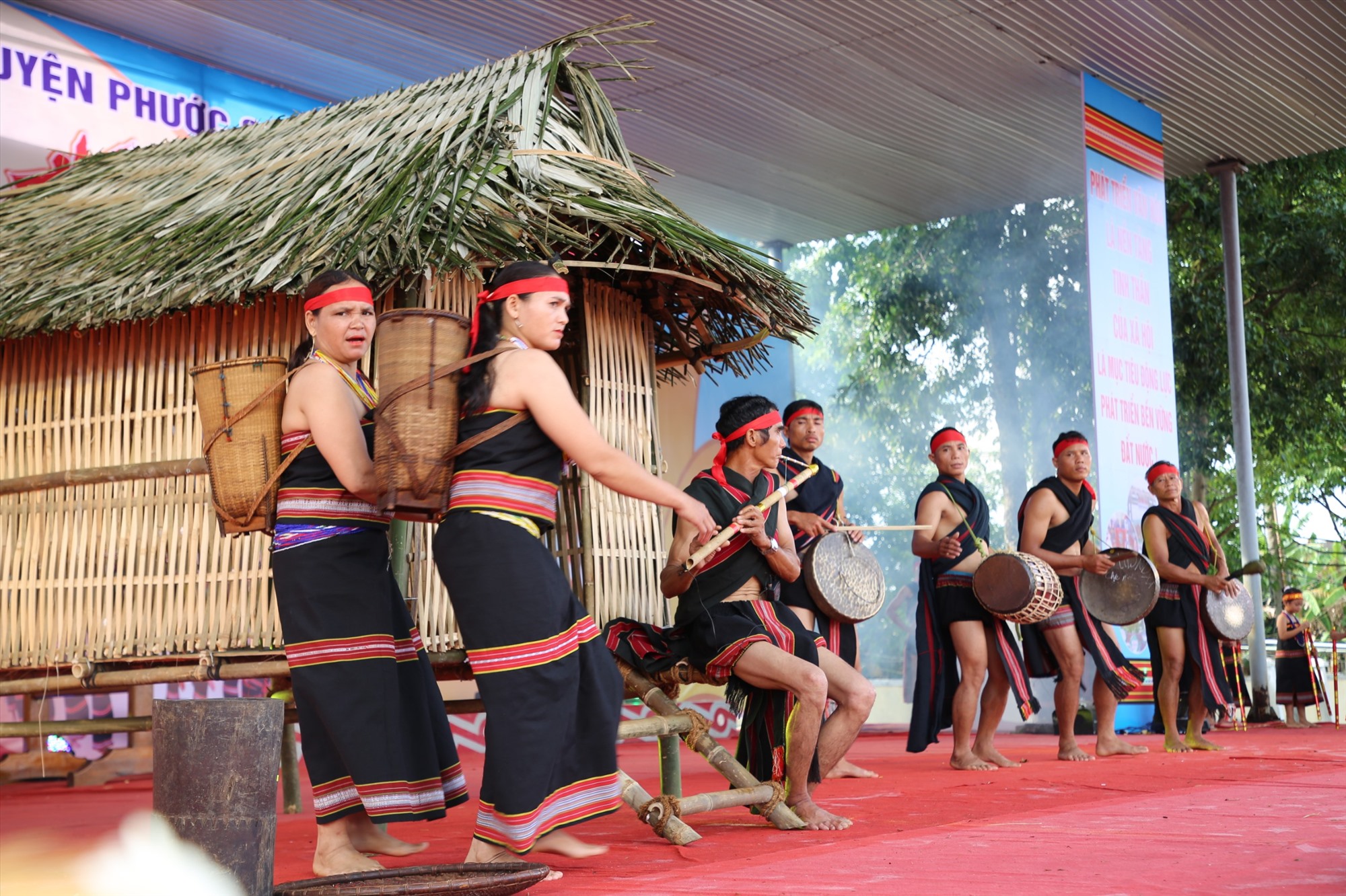 The Bh'noong people opened the opening ceremony with special art. Photo: N.C.