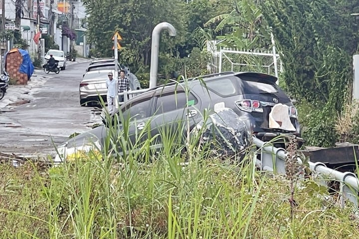 ダラットは大洪水に見舞われ、大雨で木々が倒れた - 5