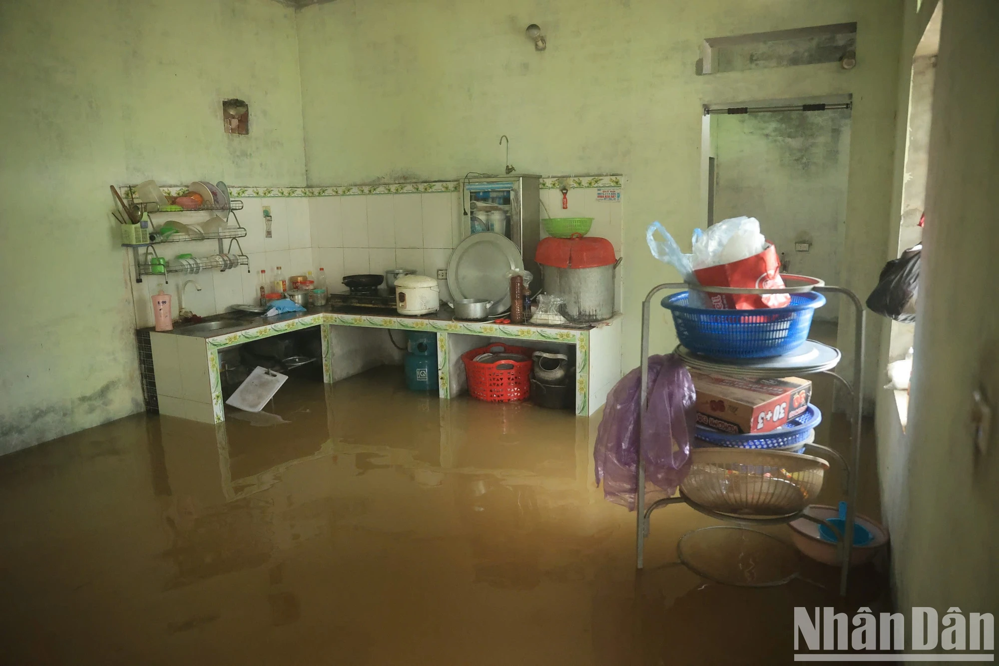 [Foto] Hanoi: El río Bui desborda el dique, muchas comunas en el distrito de Chuong My están inundadas foto 15