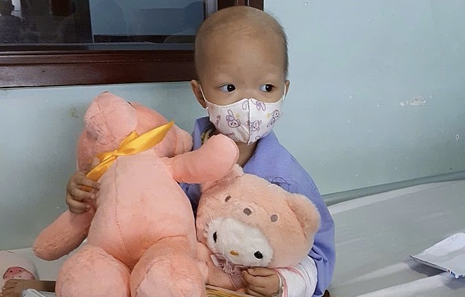 Baby Minh Ngoc during treatment. Photo: Provided by the doctor