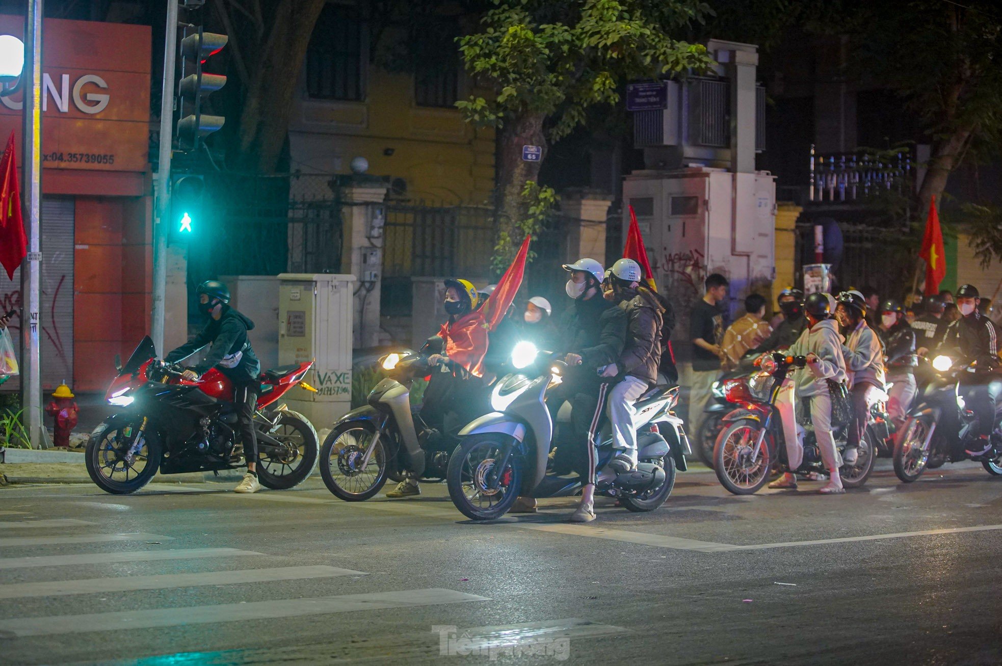 „Zivilisiertes“ Sturmreiten der Hauptstadtbewohner in der Nacht von „Hanoi schläft nie“, Foto 4